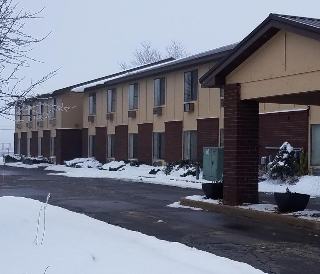 Amerivu Inn And Suites Shawano Wi Экстерьер фото