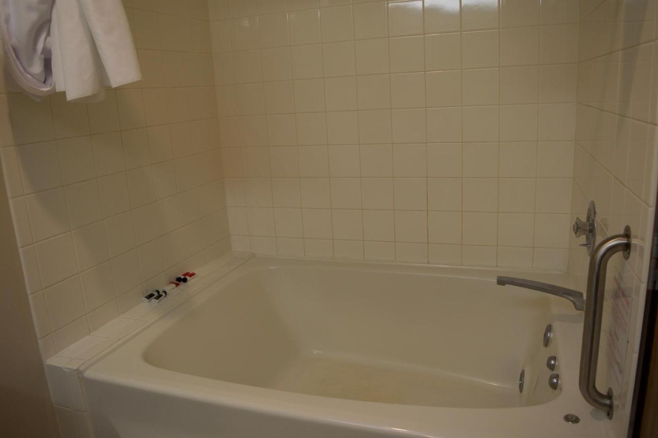 Amerivu Inn And Suites Shawano Wi Экстерьер фото