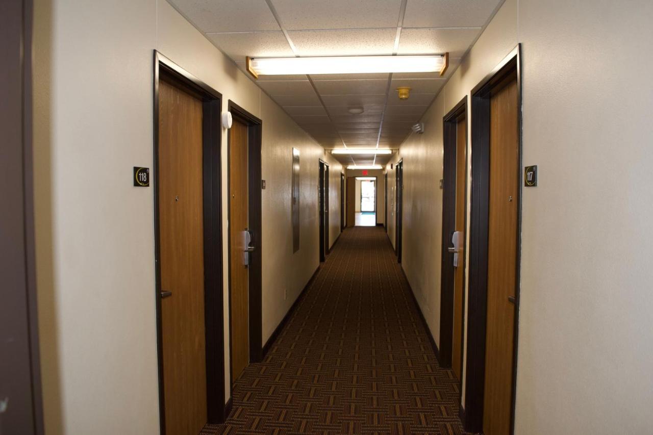 Amerivu Inn And Suites Shawano Wi Экстерьер фото