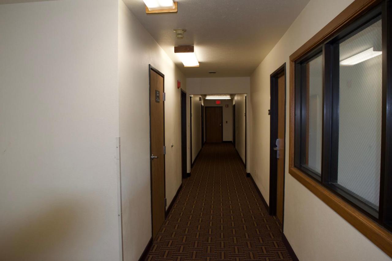 Amerivu Inn And Suites Shawano Wi Экстерьер фото
