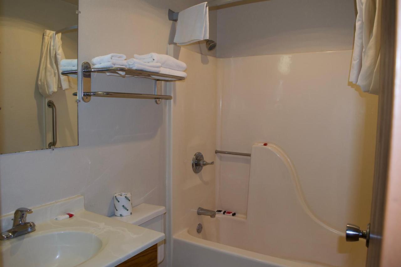 Amerivu Inn And Suites Shawano Wi Экстерьер фото