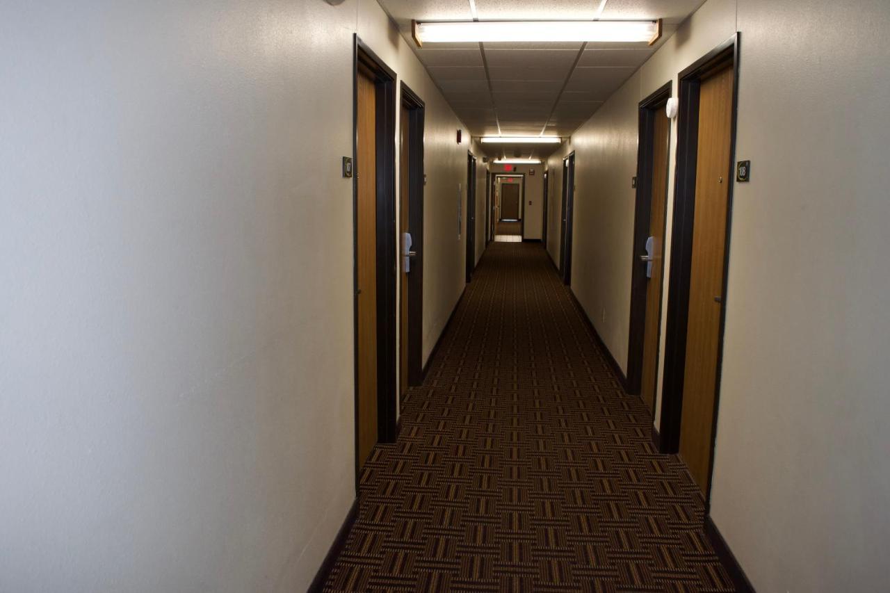Amerivu Inn And Suites Shawano Wi Экстерьер фото