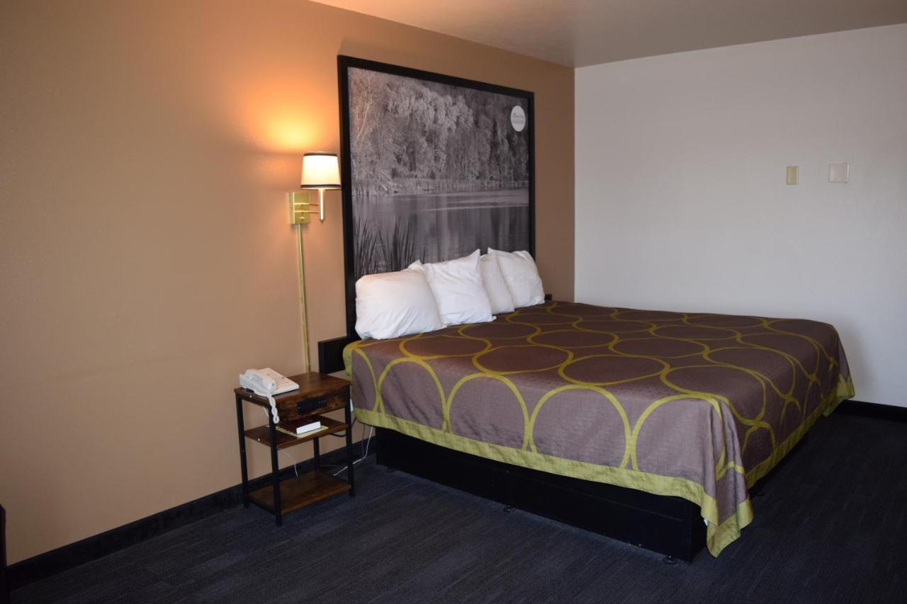 Amerivu Inn And Suites Shawano Wi Экстерьер фото