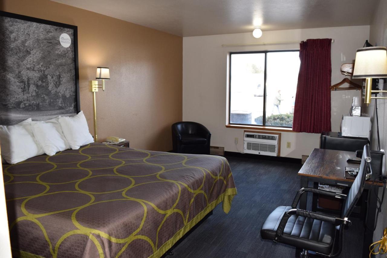 Amerivu Inn And Suites Shawano Wi Экстерьер фото