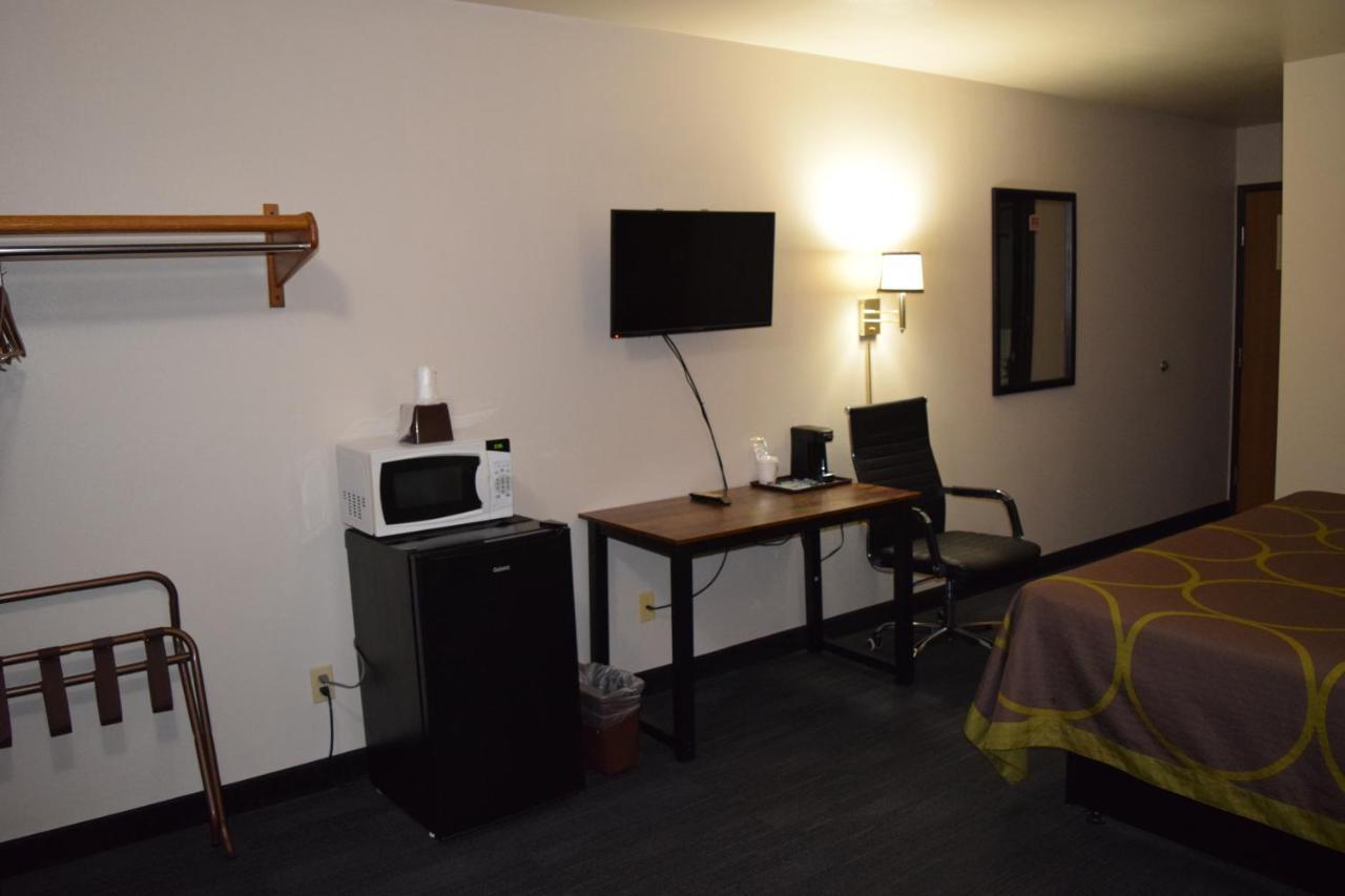 Amerivu Inn And Suites Shawano Wi Экстерьер фото