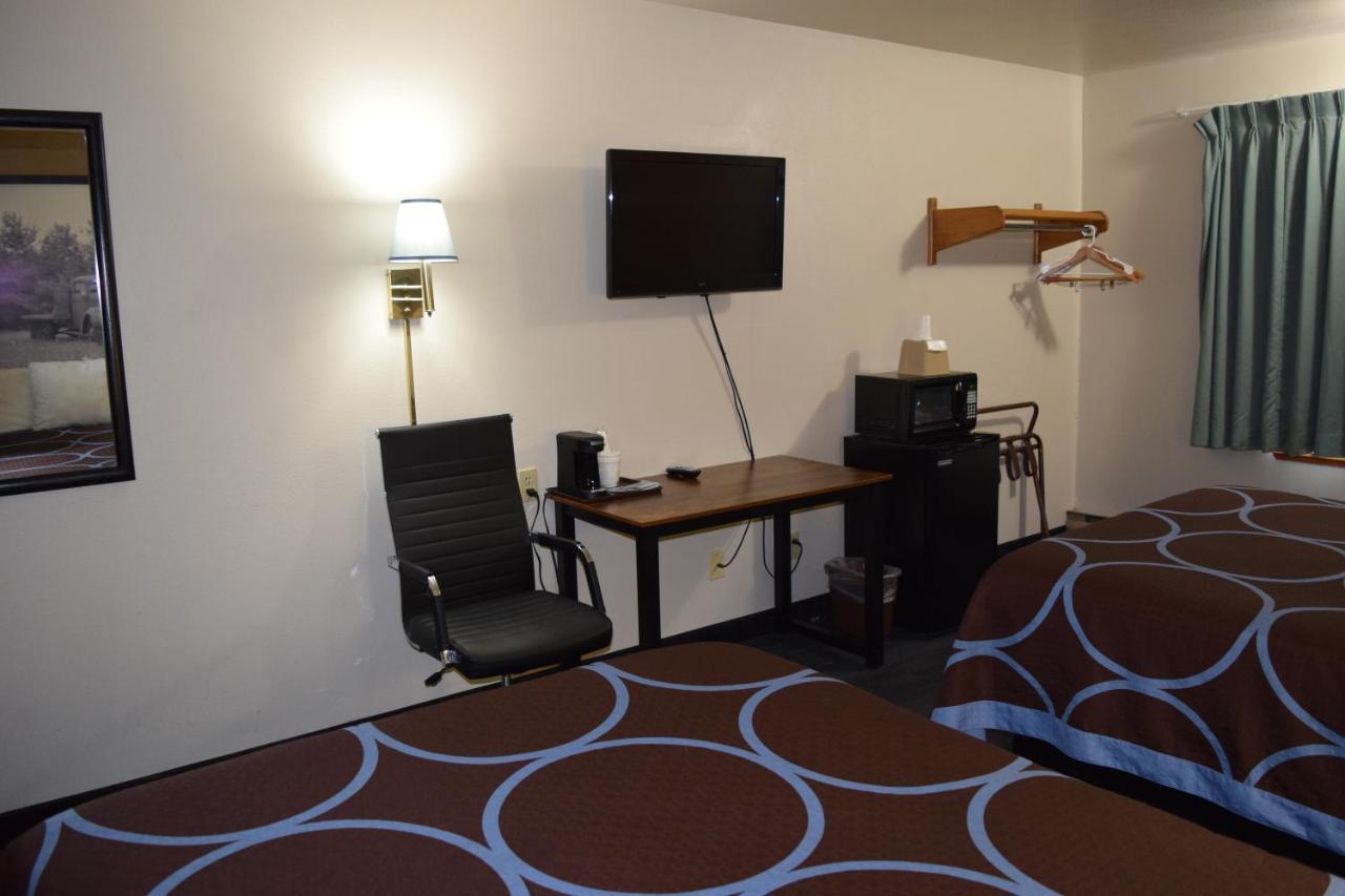 Amerivu Inn And Suites Shawano Wi Экстерьер фото