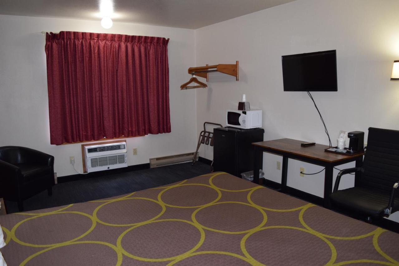 Amerivu Inn And Suites Shawano Wi Экстерьер фото