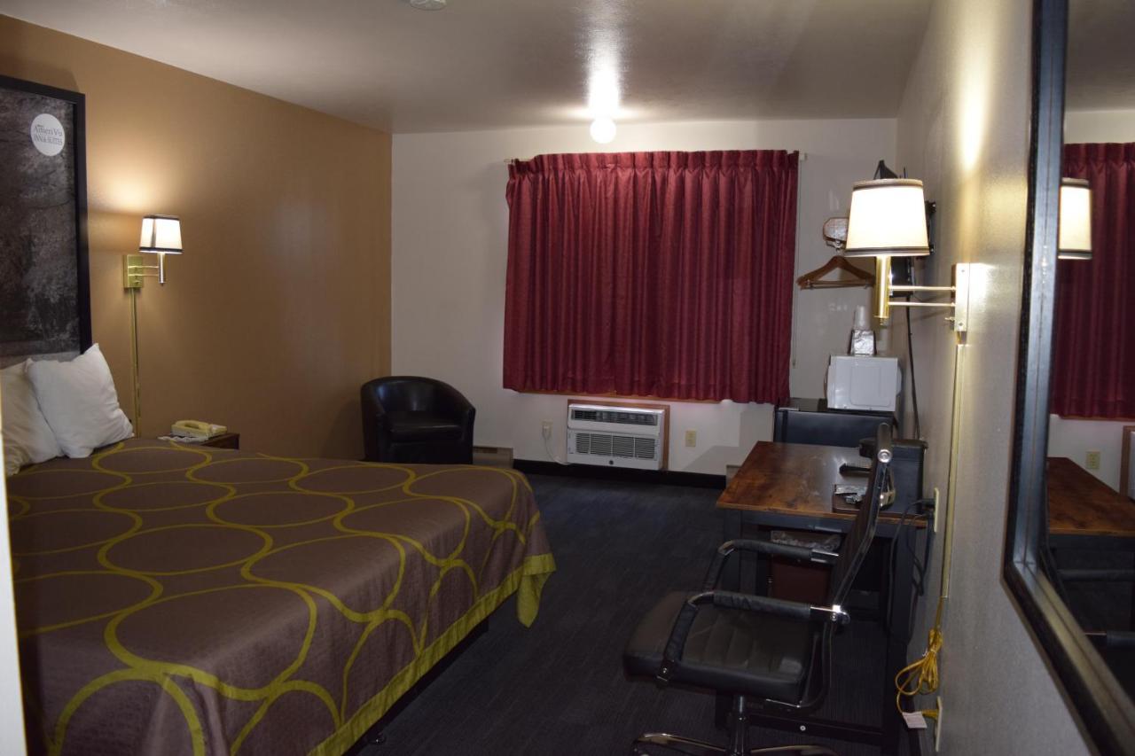Amerivu Inn And Suites Shawano Wi Экстерьер фото