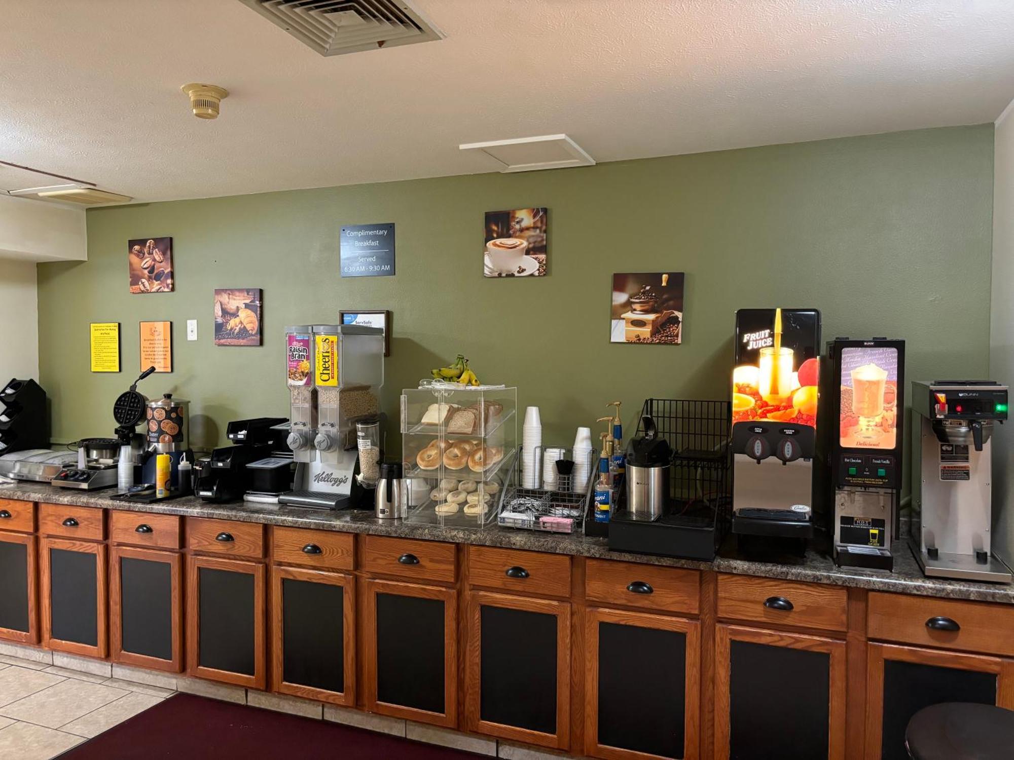 Amerivu Inn And Suites Shawano Wi Экстерьер фото