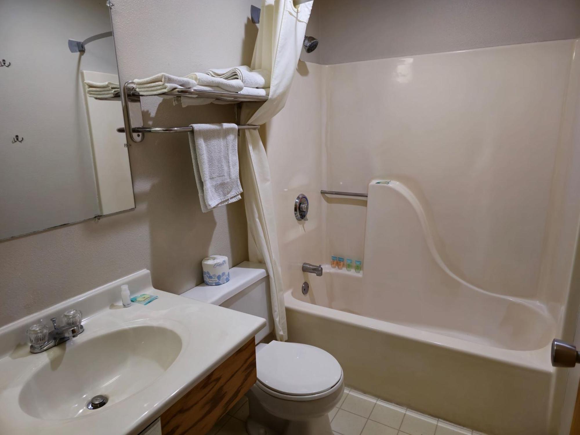 Amerivu Inn And Suites Shawano Wi Экстерьер фото